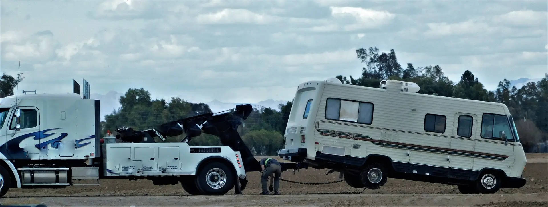 Wheel Lift Tow Truck- Everything You Need To Know Tow Truck! Wrecker Towing a Motorhome!